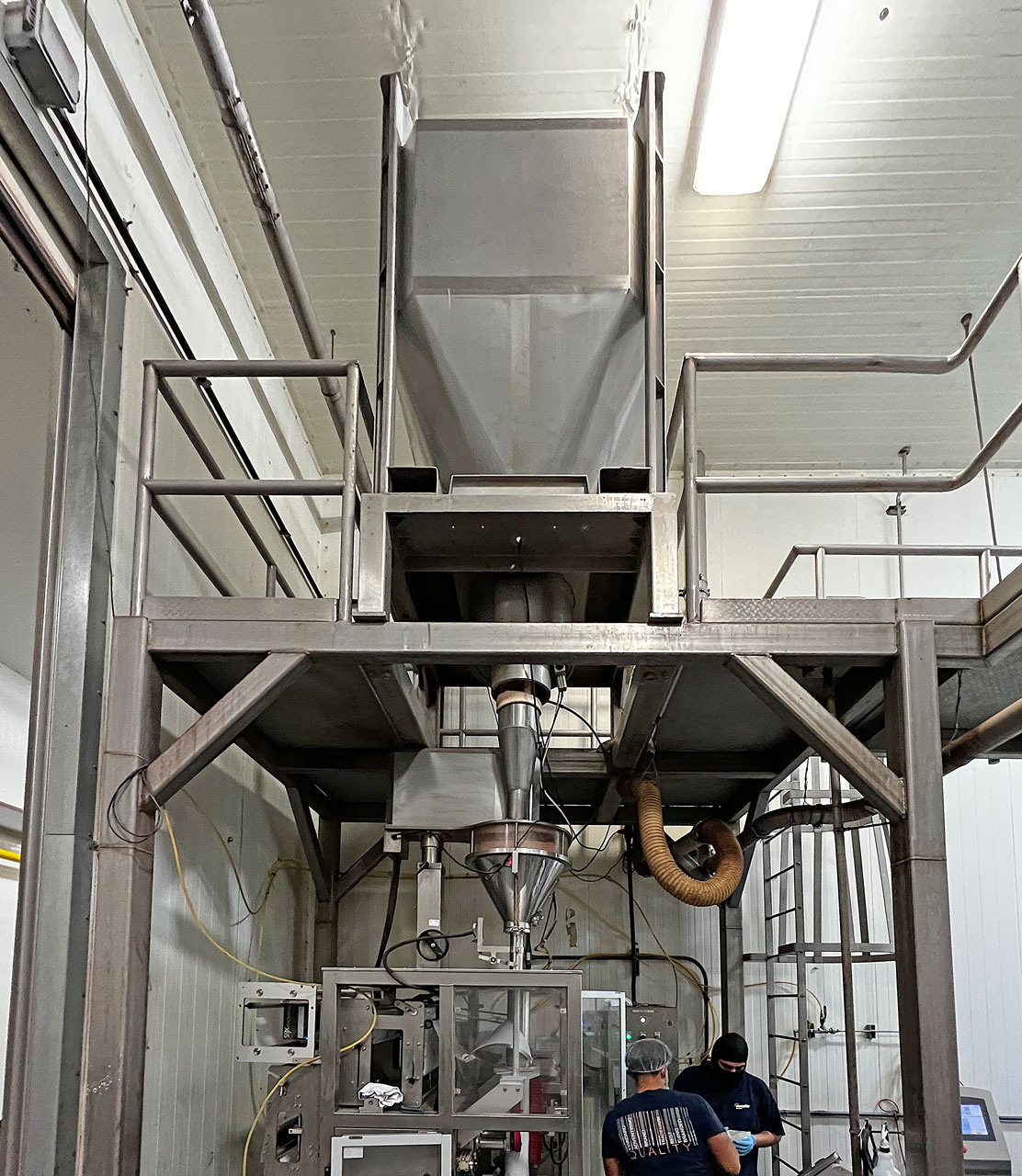 REFILLING A POWDER SACHET PACKING MACHINE USING IBC CONTAINERS